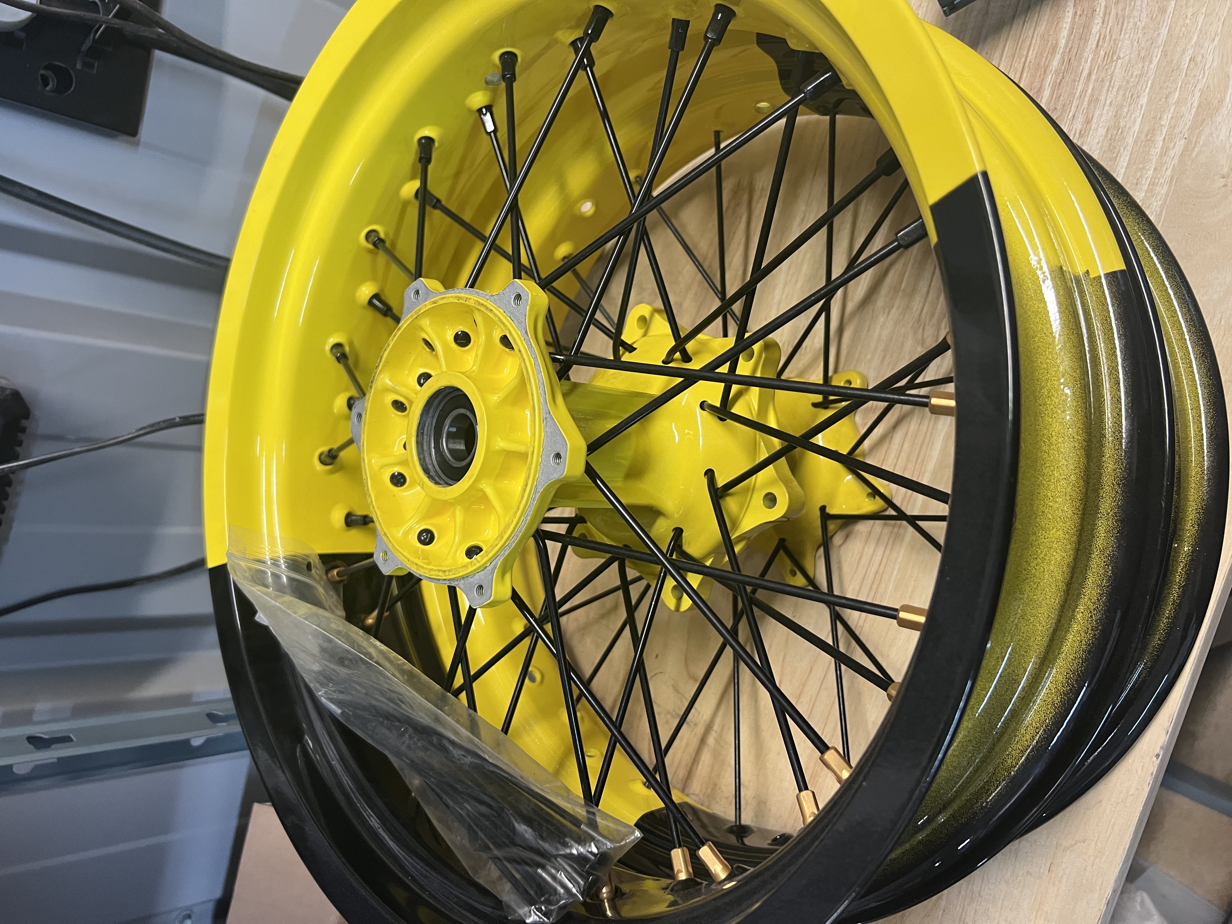 Hot yellow et noir brillant époxy