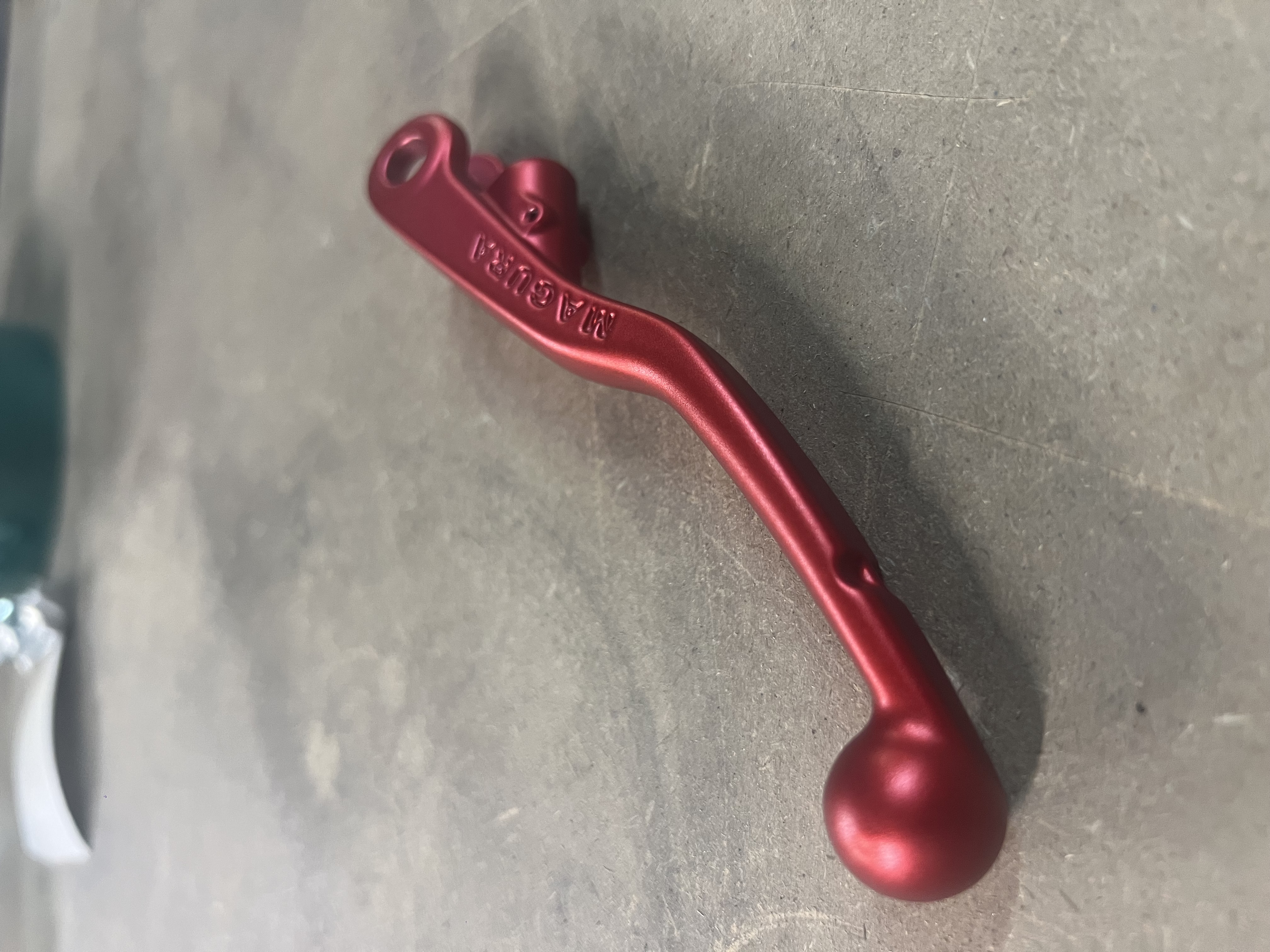 Rouge anodisé sans vernis époxy