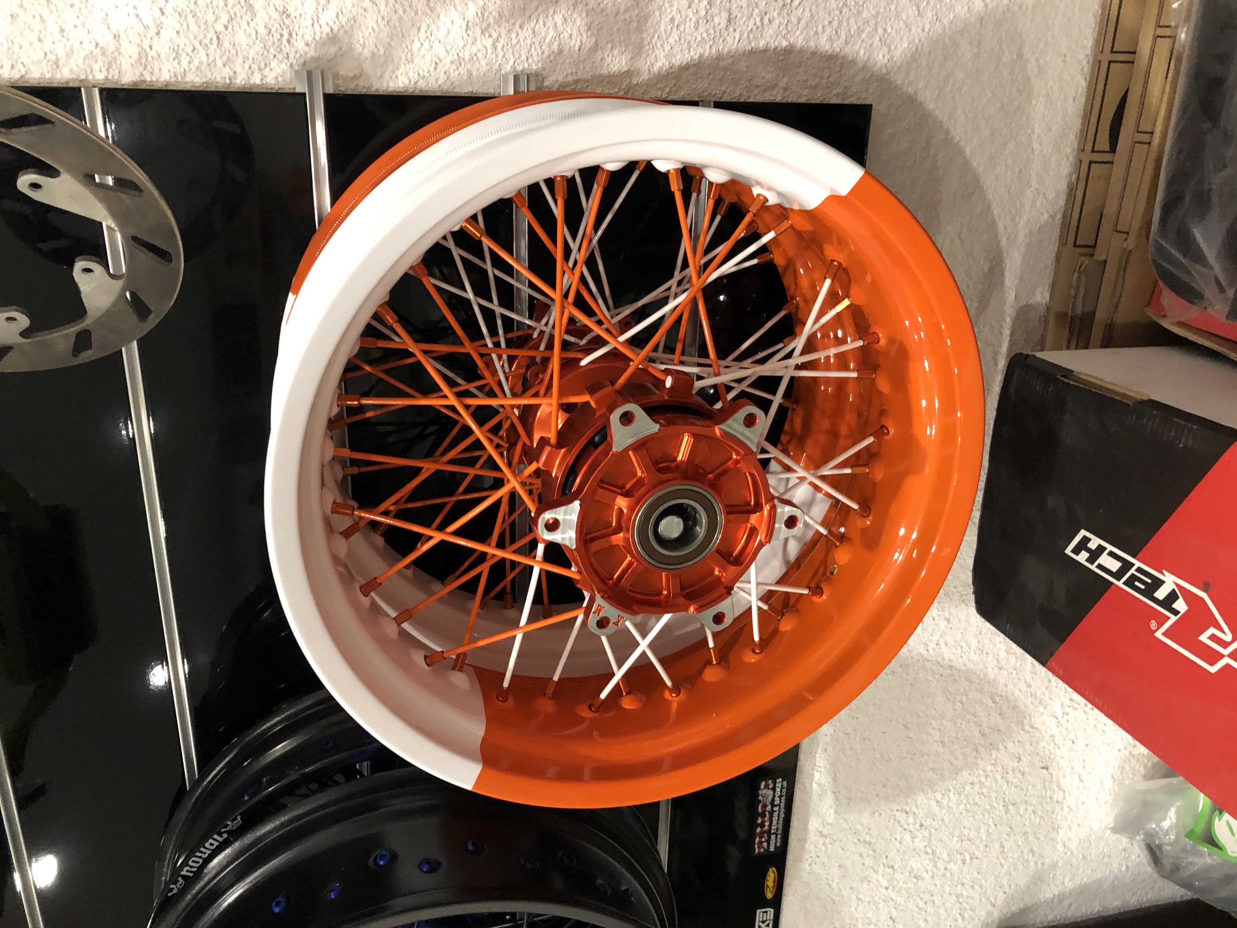 Orange KTM en époxy et blanc polaire époxy