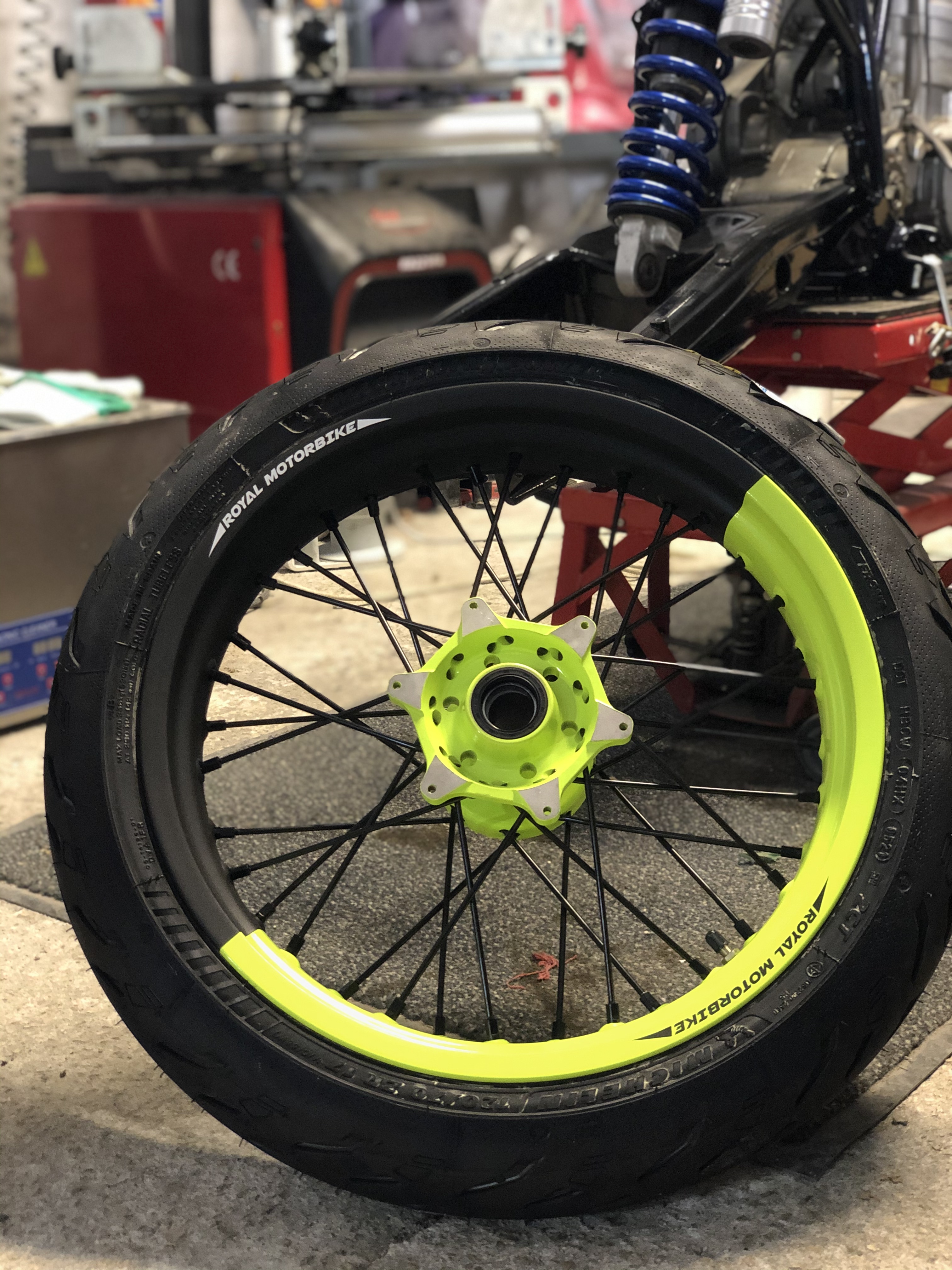 Jaune fluo et noir brillant  époxy