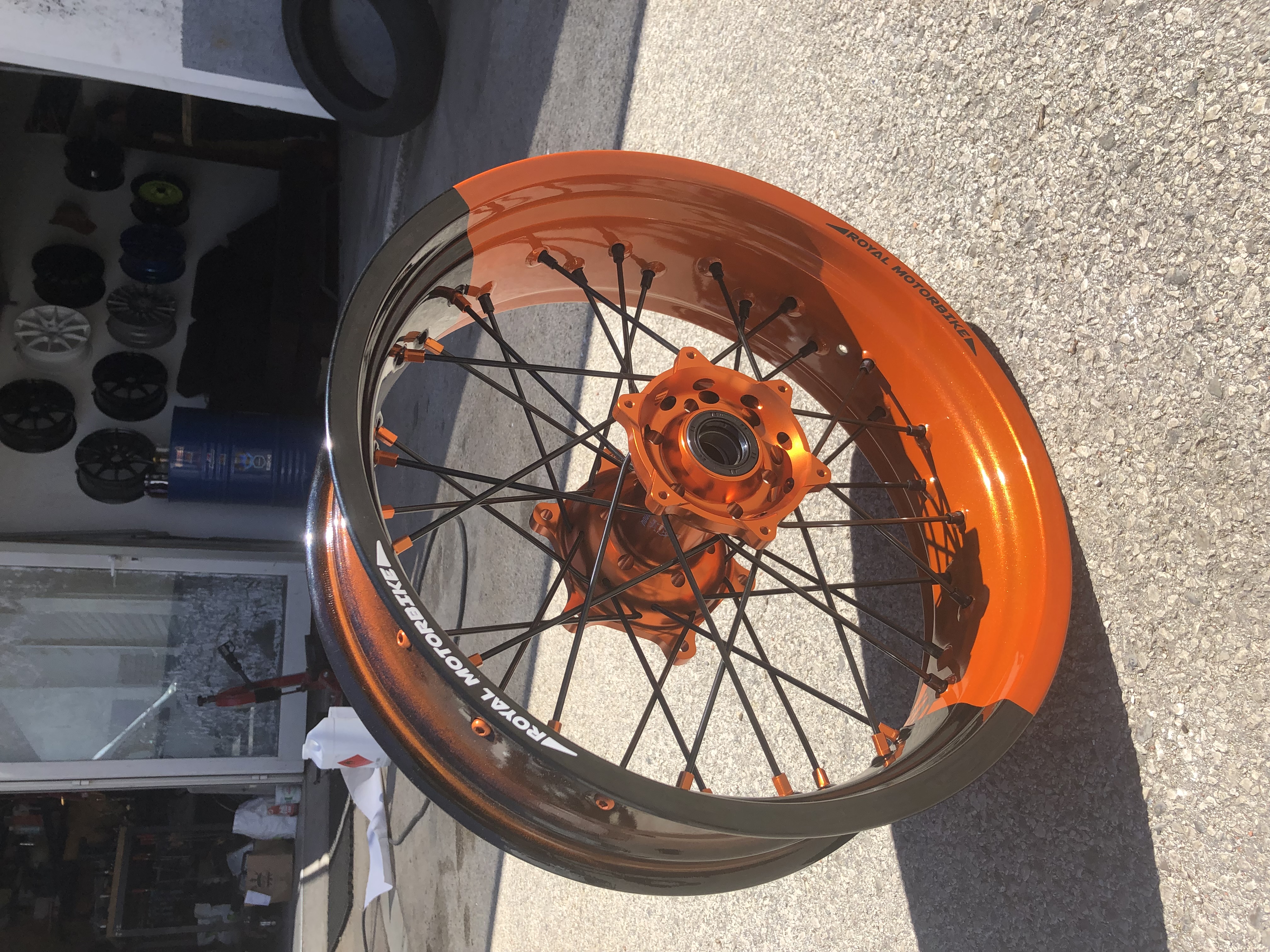 Orange illusion et noir brillant époxy