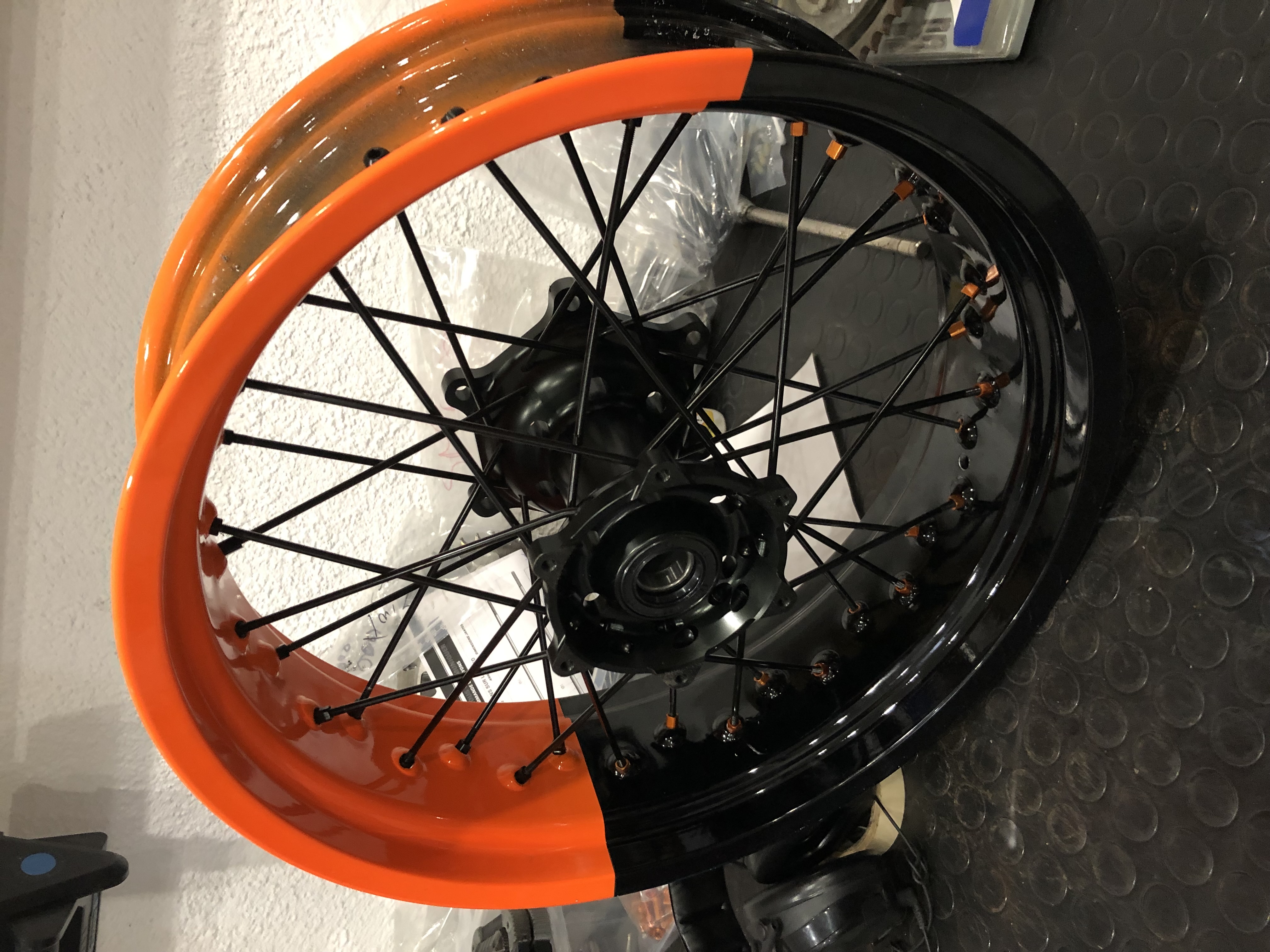 Orange fluo et noir brillant époxy