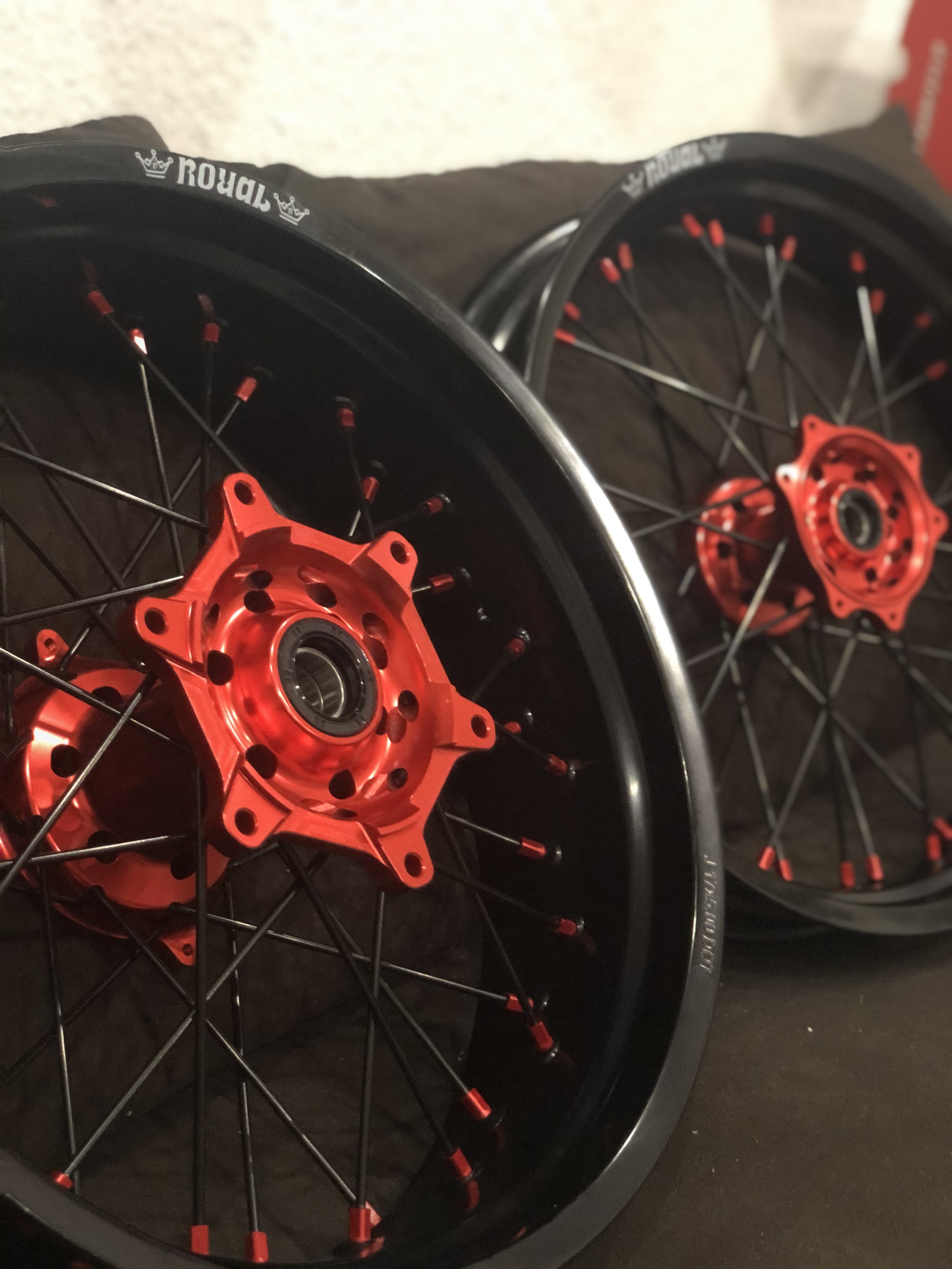 Anodisation rouge en usine by Royal