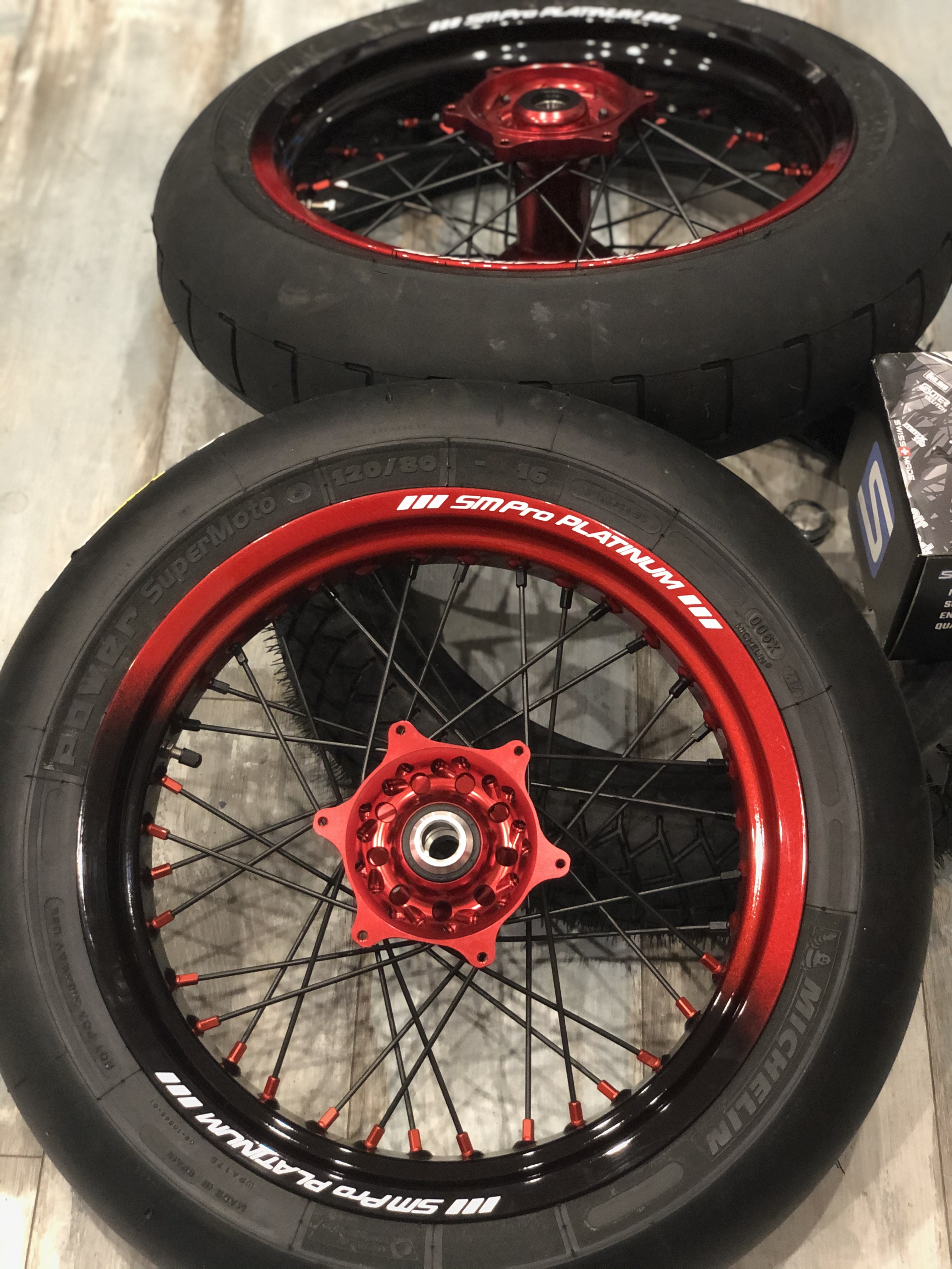 Rouge anodisé vernis et bicolore noir époxy